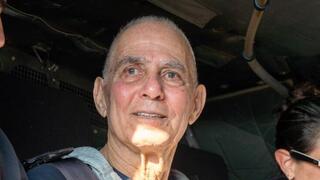   גדי מוזס במפגש המרגש עם ילדיו בנקודת הקליטה הראשונית ובדרכם לבית החולים