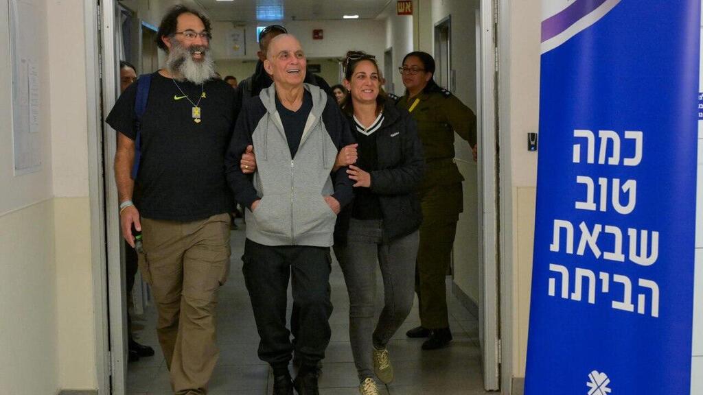 גדי מוזס במפגש המרגש עם בני משפחתו בבית החולים איכילוב