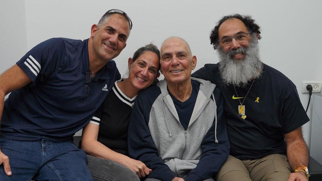   גדי מוזס במפגש המרגש עם ילדיו בנקודת הקליטה הראשונית ובדרכם לבית החולים