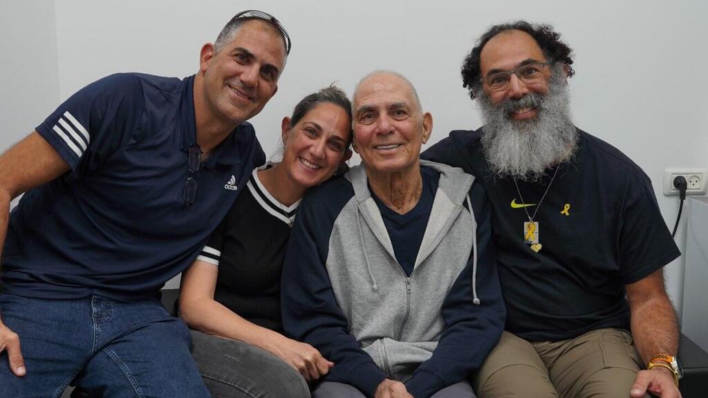   גדי מוזס במפגש המרגש עם ילדיו בנקודת הקליטה הראשונית ובדרכם לבית החולים
