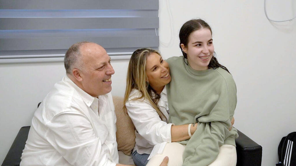 אגם ברגר נפגשת עם ההורים