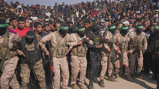 ארבל יהוד וגדי מוזס עוברים לידי הצלב האדום