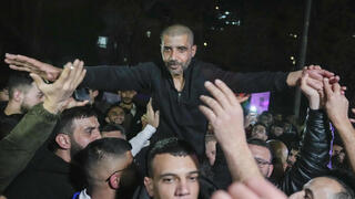 זכריא זביידי מחבל ששוחרר ב עסקת החטופים עסקה ב חגיגות ב רמאללה 