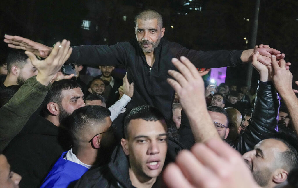 Celebration in Ramakkab for released terrorist prisoner Zakaria Zubeidi (Photo: Nasser Nasser/AP) זכריא זביידי מחבל ששוחרר ב עסקת החטופים עסקה ב חגיגות ב רמאללה