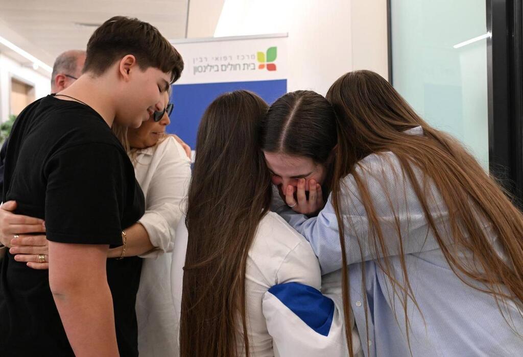 רגעי המפגש המרגש של אגם ברגר עם משפחתה בבית החולים בילינסון