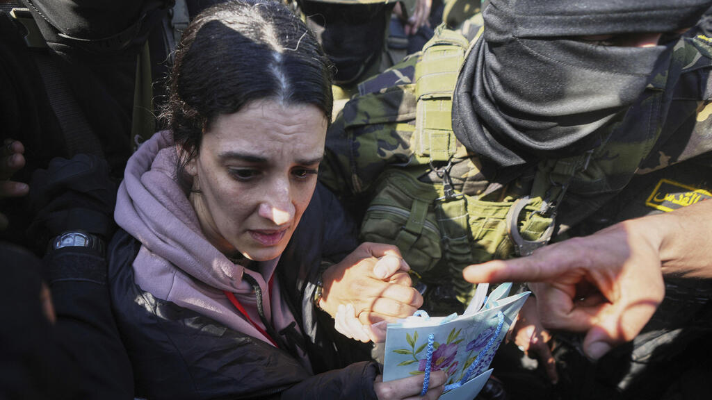 ארבל יהוד עוברת לידי הצלב האדום בין המוני עזתים