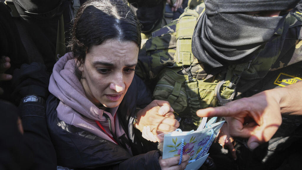 ארבל יהוד עוברת לידי הצלב האדום בין המוני עזתים