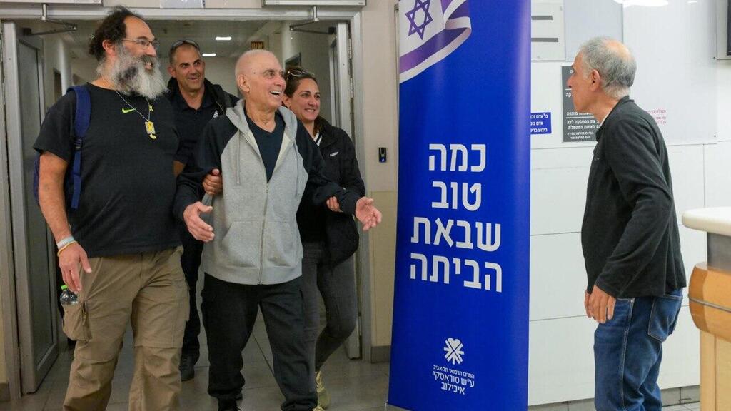 גדי מוזס במפגש המרגש עם בני משפחתו בבית החולים איכילוב