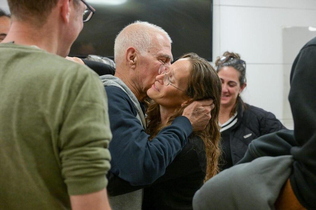 גדי מוזס במפגש המרגש עם בני משפחתו בבית החולים איכילוב
