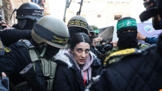 כותרות בעולם על שחרור החטופים ארבל יהוד, אגם ברגר וגדי מוזס