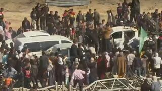 ארבל יהוד וגדי מוזס עוברים לידי הצלב האדום