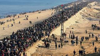 עזתים חוצים את מסדרון נצרים בדרכם צפונה