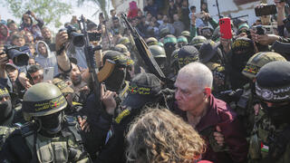 גדי מוזס עובר לידי הצלב האדום