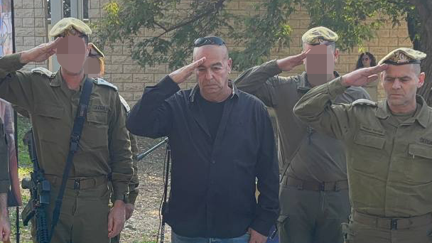 דורון אילת האבא של סרן שיר אילת עלה הבוקר לקברה של ביתו בחלקה הצבאית בבית העלמין האזורי של מועצה גזר לסיים את טקס הקבורה של ביתו סרן שיר אילת