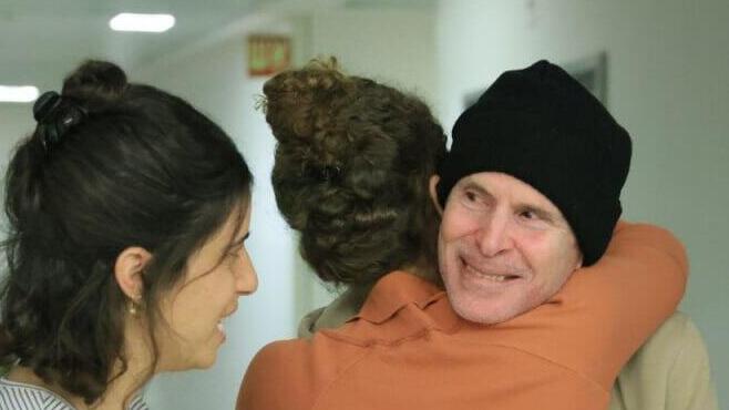 קית' סיגל נפגש עם משפחתו