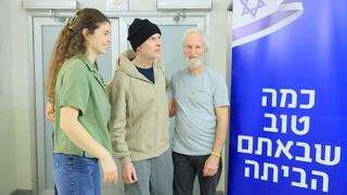 קית' סיגל נפגש עם משפחתו