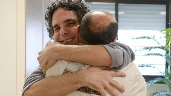 עופר קלדרון עם אחיו וילדיו בבית החולים שיבא