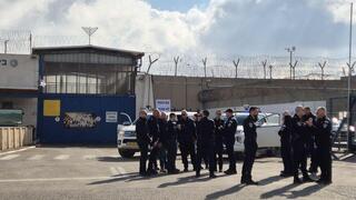 היערכות לשחרור האסירים בכלא עופר