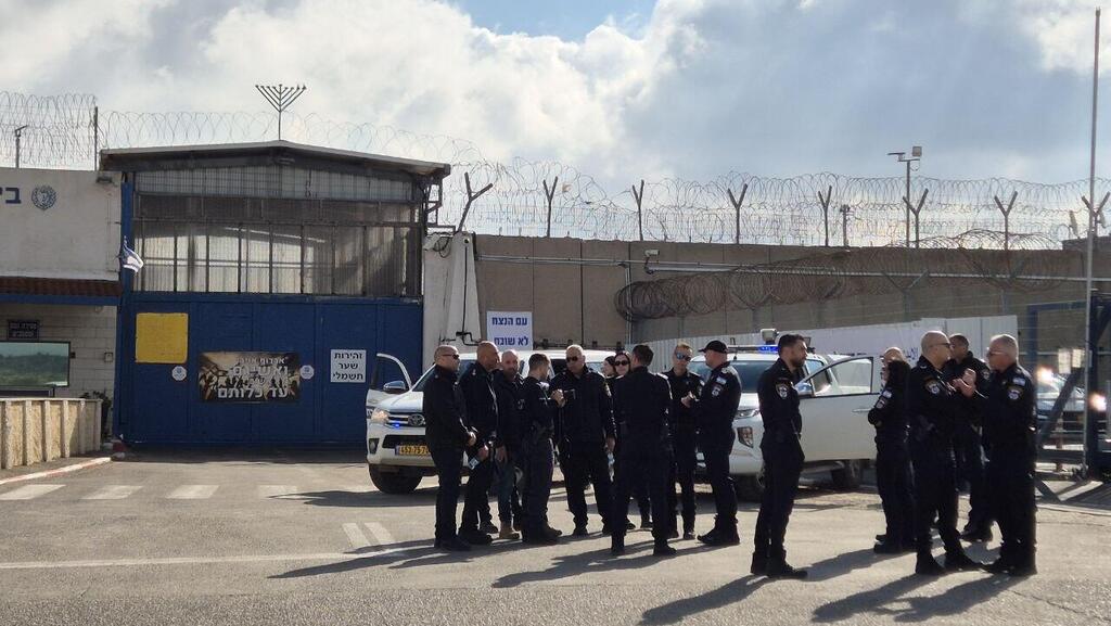 היערכות לשחרור האסירים בכלא עופר