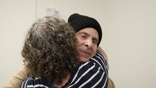 קית' סיגל נפגש עם אשתו אביבה, בנקודת הקליטה הראשונית בישראל