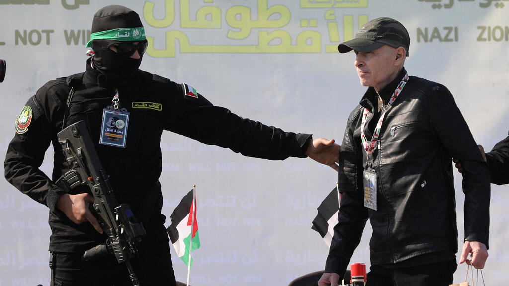 Keith Siegal during his release from Hamas captivity on Saturday (Photo: Dawoud Abu Alkas / Reuters) שחרורו של קית' סיגל