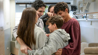 עופר קלדרון עם ילדיו בבית החולים שיבא