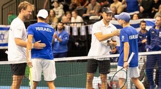 לחיצות הידיים בסיום