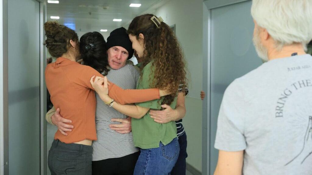 Keith reunites with his family at the hospital (Photo: Ronen Harish / GPO) קית' סיגל נפגש עם משפחתו