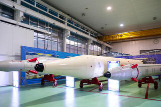 חשיפת הטיל הבליסטי "אעתמאד" במסגרת תערוכת הישגי משרד ההגנה האיראני