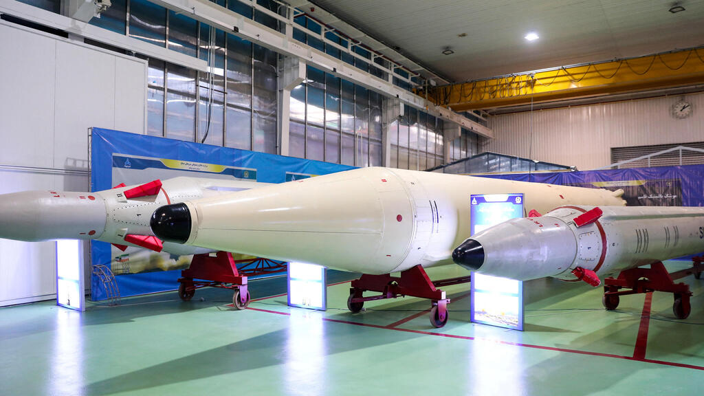 The Atmad ballistic missile, as unveiled at an exhibition in Tehran; it reaches a range of about 1,700 km (Photo: Reuters) חשיפת הטיל הבליסטי "אעתמאד" במסגרת תערוכת הישגי משרד ההגנה האיראני