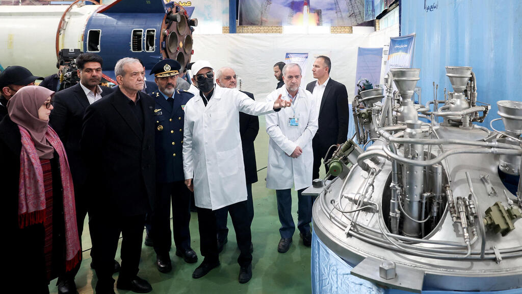 Iranian president visits an exhibition of achievements in the field of missiles and defense at the Ministry of Defense in Tehran (Photo: Reuters) מסעוד פשזכיאן נשיא איראן מבקר בתערוכת הישגים בתחום הטילים וההגנה במשרד ההגנה בטהרן