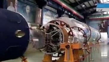 חשיפת הטיל הבליסטי "אעתמאד" במסגרת תערוכת הישגי משרד ההגנה האיראני