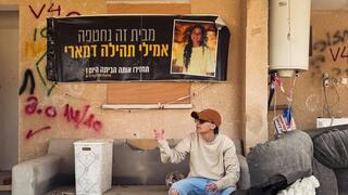 אמילי דמארי חוזרת לביתה בכפר עזה