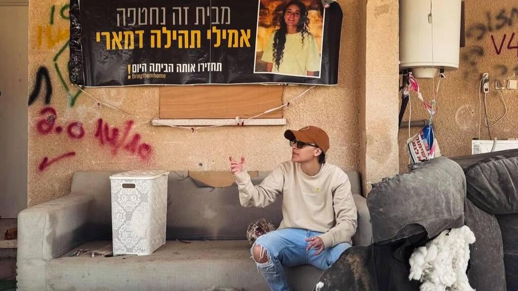 אמילי דמארי חוזרת לביתה בכפר עזה