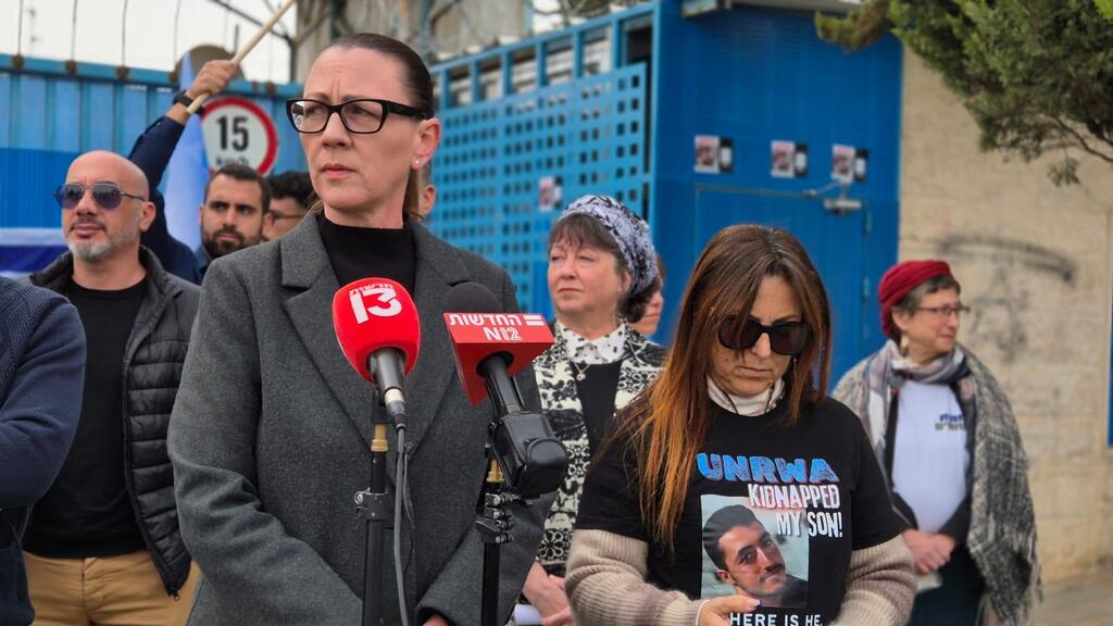 Юлия Малиновская у здания UNRWA в Иерусалиме