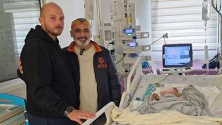 חיים אבני ליד מיטת התינוק לב ניקולין מקרית ביאליק