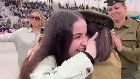 אגר ברגר מעניקה סרט סיום קורס לאחותה