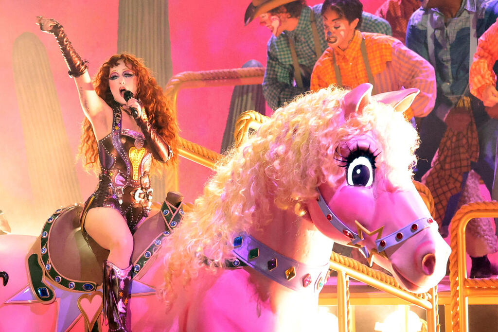 צ'אפל רואן על הבמה בטקס הגראמי, 2025