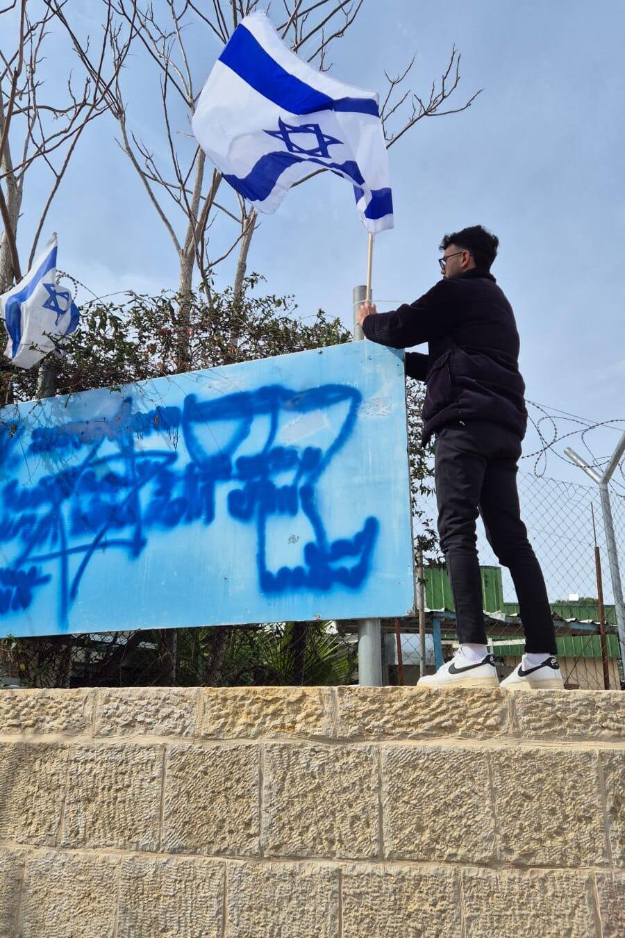 Юлия Малиновская у здания UNRWA в Иерусалиме
