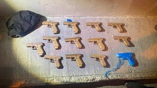 אמצעי הלחימה שנתפסו על ידי המשטרה במהלך מעצר חשוד בכביש 6 סמוך ליקנעם