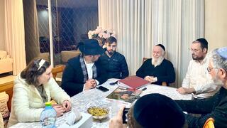 הרב זילברשטיין, העיתונאי ישראל כהן וקרוביו של סשה טרופנוב