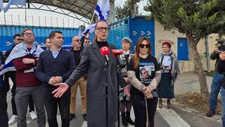 Юлия Малиновская у здания UNRWA в Иерусалиме