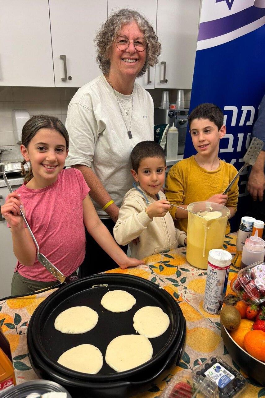 משפחתו של קית' סיגל מכינים את הפנקייקים שלו בבית החולים