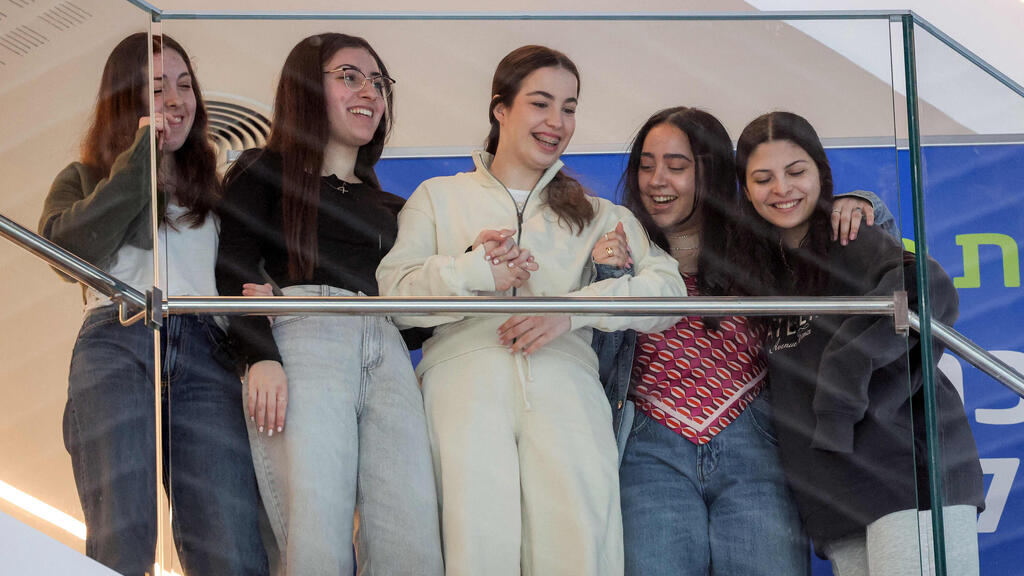 אגם ברגר, דניאלה גלבוע, לירי אלבג וקארינה ארייב צופות בקונצרט שניערך לכבוד שובה של אגם ברגר ומסמנות לב