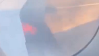 אש בכנף של מטוס יונייטד איירליינס
