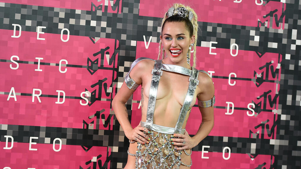 מיילי סיירוס בטקס פרסי MTV ל-2015
