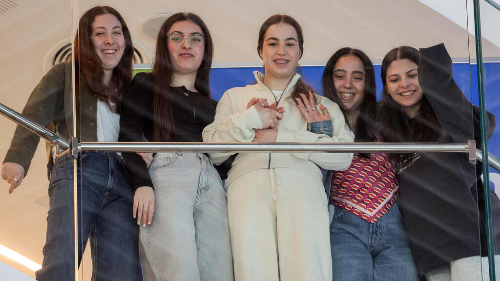 אגם ברגר, דניאלה גלבוע, לירי אלבג וקארינה ארייב צופות בקונצרט שניערך לכבוד שובה של אגם ברגר ומסמנות לב