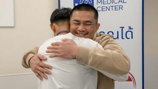 השבים התאילנדים נפגשים עם בני משפחותיהם