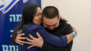 השבים התאילנדים נפגשים עם בני משפחותיהם