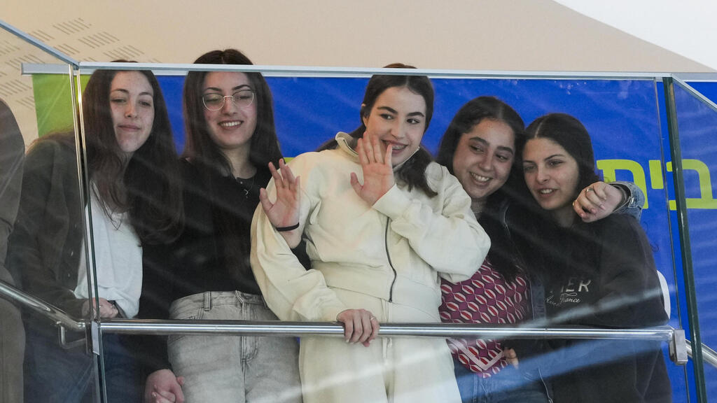 אגם ברגר, דניאלה גלבוע, לירי אלבג וקארינה ארייב צופות בקונצרט שניערך לכבוד שובה של אגם ברגר ומסמנות לב